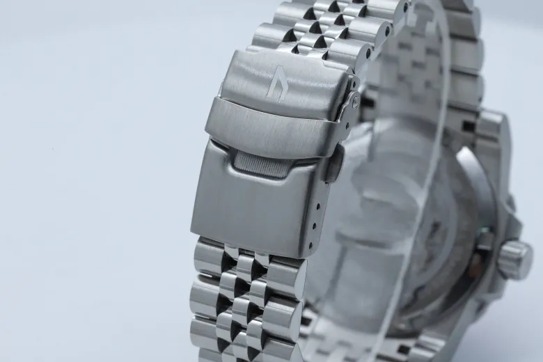 100m GMT Sport (Red Dial)