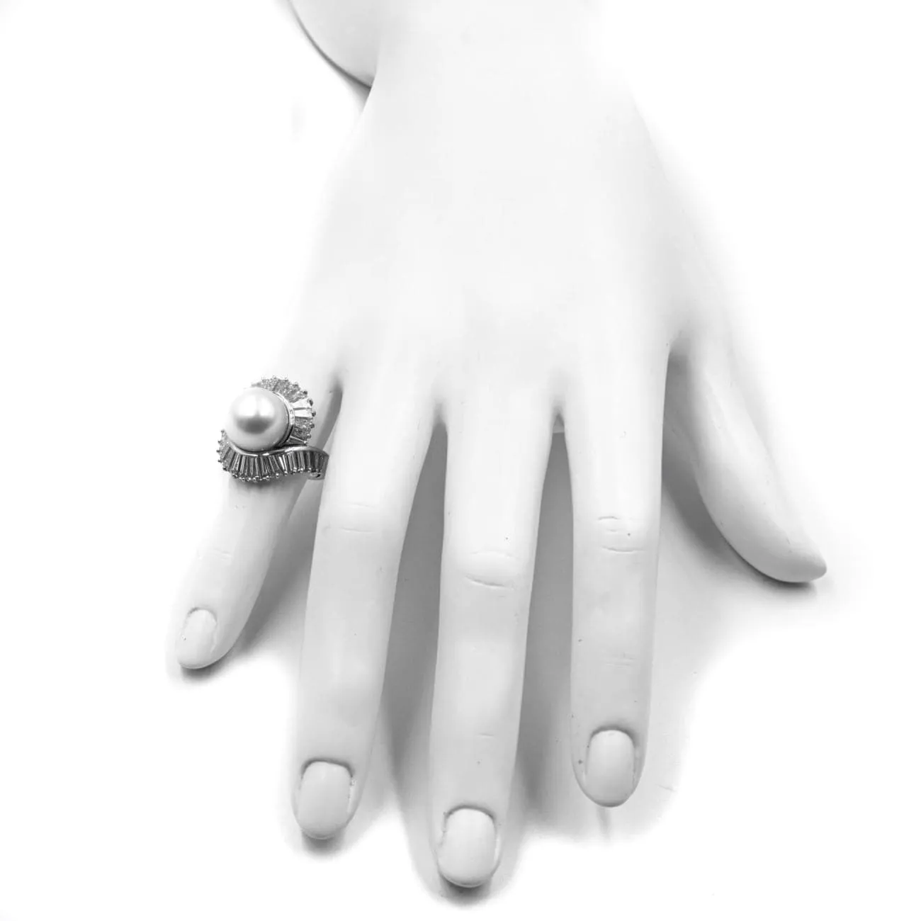 18K White Gold White Pearl and Diamonds Ring