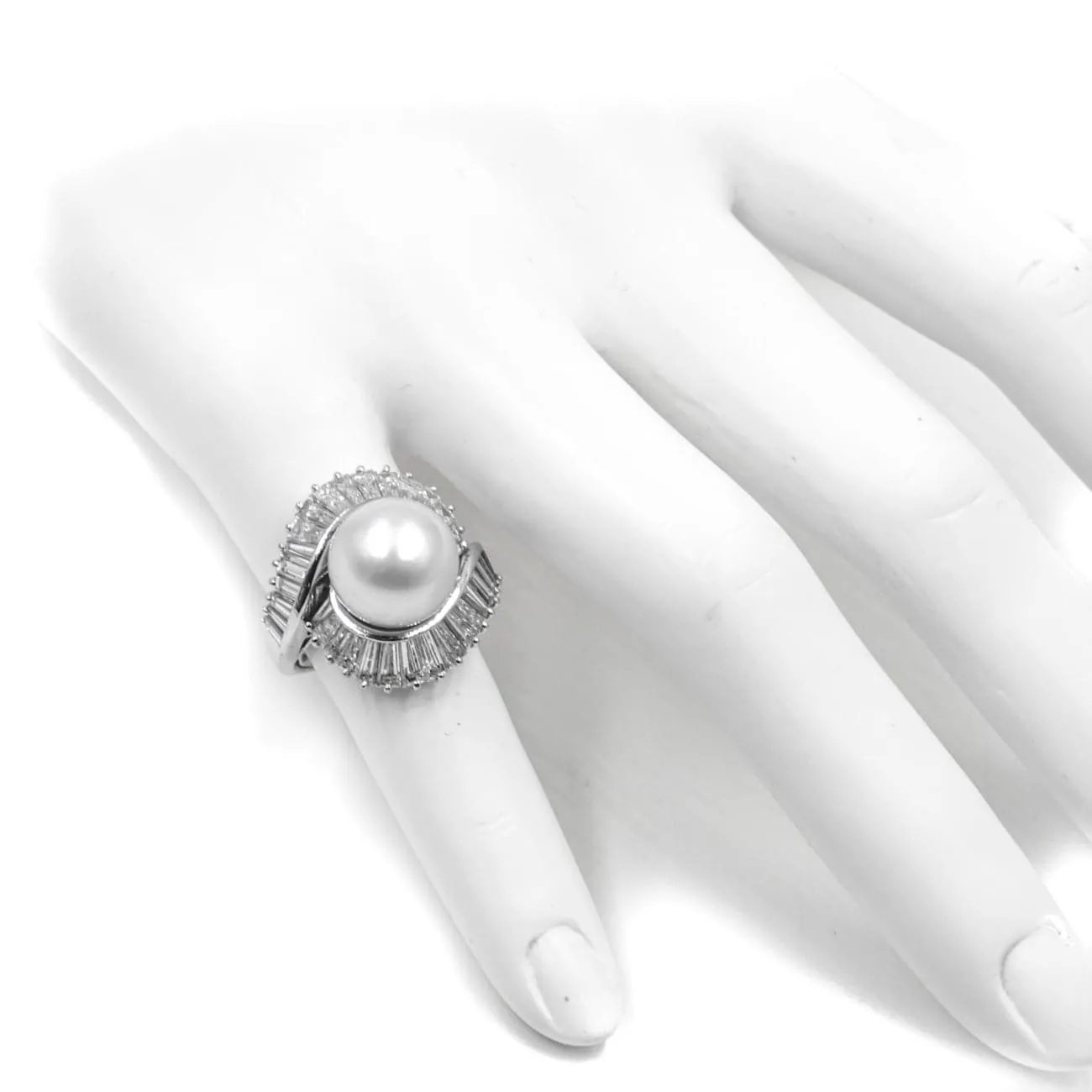18K White Gold White Pearl and Diamonds Ring