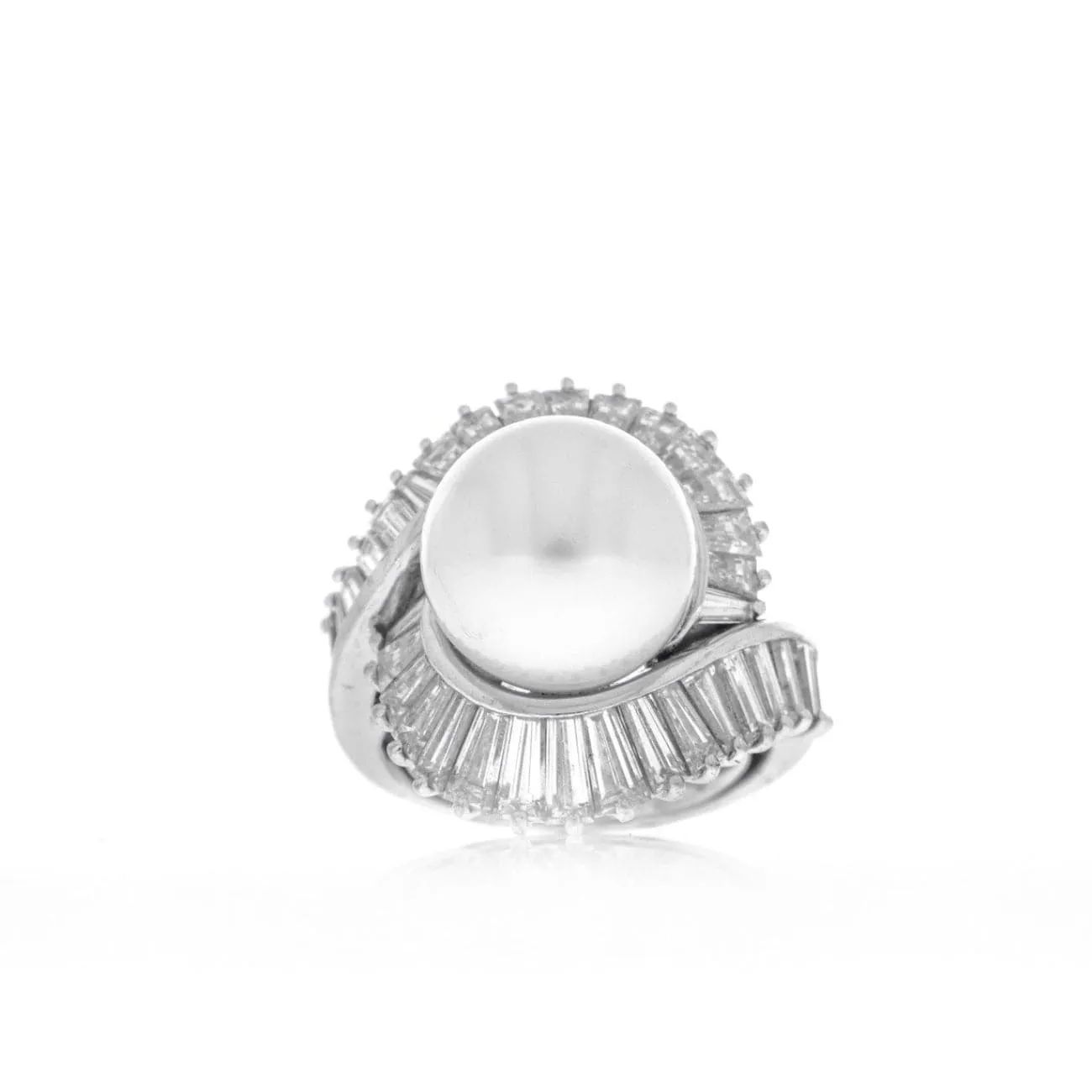 18K White Gold White Pearl and Diamonds Ring