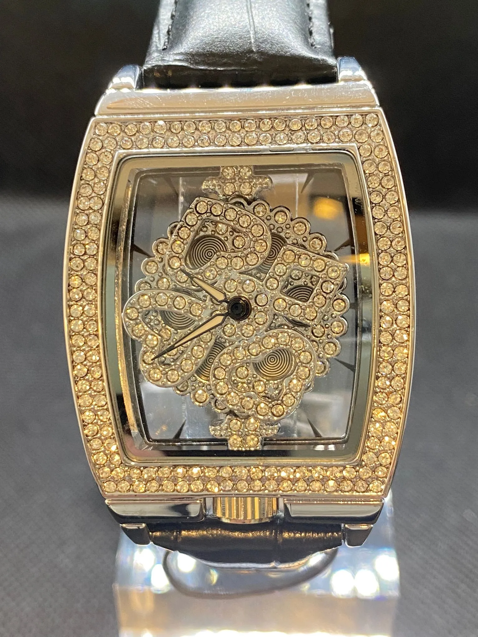 Beautiful ladies chilled out watch with rotatable dial