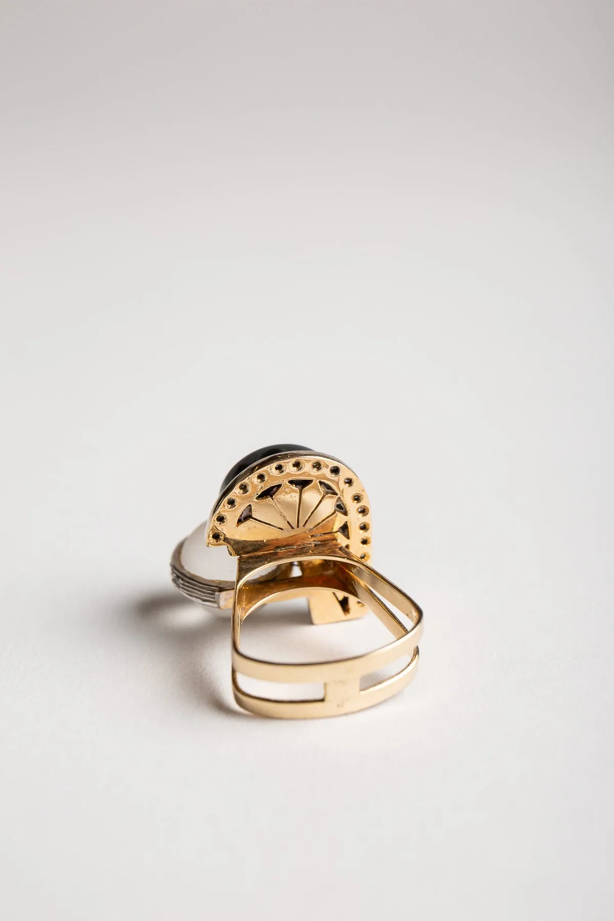 MAXFIELD PRIVATE COLLECTION | 1970'S ONYX QUARTZ RING